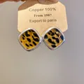 Klassische quadratische Ohrstecker mit Leopardenmuster und silberfarbenem Metallrahmen - Stil 68 Quadratisch Leopard / Silber-Kaffee