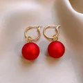 Élégantes créoles dorées avec pendentifs sphères rouge mat sur tissu - Style Boule Mate Rouge Anneau d'Or (102#) / Or-Rouge