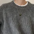 Collana in pietra occhio di tigre placcata in oro vintage su un maglione grigio - Ciondolo a Sfera Tonda (17#)