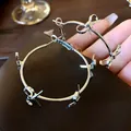 Orecchini a cerchio argento con eleganti fiocchi in uno stile minimalista e moderno - Orecchini a cerchio con fiocco / Argento