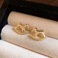 Vintage-Ohrstecker aus Gold in Schaukelpferd-Optik mit gehämmerter Oberflächenstruktur - Gehämmertes Schaukelpferd Stecker (25#) / Gold