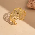 Dettaglio di un bracciale rigido dorato multistrato con design a maglie intrecciate - Oro