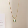 Raffinierte goldene Perlenhalskette mit einem ovalen grünen Edelsteinanhänger für Damen - Green Oval Cat's Eye Style (Titanium Steel)