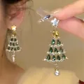 Detalle de pendientes de árbol de Navidad con piedras verdes brillantes y perlas. - Estilo Árbol de Navidad Circonia Verde 18