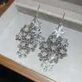 Detalle de pendientes de copo de nieve en plata brillante con detalles de cristal - Estilo Copos Múltiples Superpuestos 31