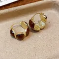 Vue détaillée de boucles d'oreilles créoles vintage avec résine ambrée - Style Boucles d'Oreilles Créoles / Café-Or