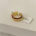 Vue détaillée d'une bague ouverte dorée avec émail bordeaux et maillons de chaîne - Or avec Rouge (Double Couche)