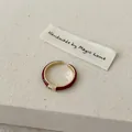 Vue détaillée d'une bague ouverte dorée avec émail rouge et pierre rectangulaire sur tissu - Or avec Rouge (Rectangle)