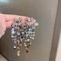 Eleganti orecchini lunghi a nappa color argento minimalisti con paillettes metalliche lucide. - Stile con Nappine di Paillettes / Perno in argento 925 / Argento