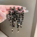 Orecchini a nappa lunga canna di fucile con paillettes circolari mostrati sulla mano - Stile con Nappine di Paillettes / Perno in argento 925 / Canna di fucile
