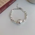Vista dettagliata di un braccialetto vintage con una grande perla e pepite d'argento irregolari - Stile Perla Grande Argentata Irregolare (41#) / Argento