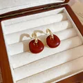 Elegante tiefrote Harz-Donut-Ohrhänger mit polierten goldenen Reifen in Schmuckschatulle. - Stil 41 (41#) / Silbernadel / Rotgold