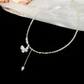 Elegante collana a farfalla in zircone con accenti di perle su uno sfondo nero intenso - Stile Farfalla Strass Nappa Perla Giuntata
