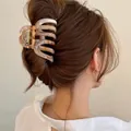 Vue détaillée d'une pince à cheveux française marron à motif marbré - Marbre à l'Encre Café