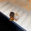 Exquisito anillo geométrico vintage con cristales ahumados y esfera pavé en joyero blanco - Dorado (22#)
