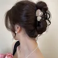 Élégante pince à cheveux style français avec motifs cœurs marron café sur un modèle - Petit Cœur Noir Lisse