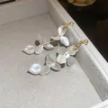 Vue détaillée de boucles d'oreilles fleurs argentées mates avec perles blanches. - Style Chaîne en Or à Fleurs Brossées Argentées (9#)