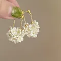 Élégantes boucles d'oreilles pampilles à fleurs blanches avec aiguilles d'argent et fini or - Style Chaîne en Or à Cluster de Fleurs Blanches (5#)