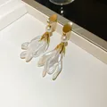 Élégantes boucles d'oreilles perles avec glands pétales blancs translucides dorés - Style Long Gland Français à Pétales en Résine (16#)