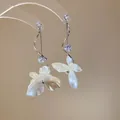 Élégantes boucles d'oreilles pendantes en argent avec cristaux et pétales blancs - Gland à Pétales Larges en Cristal Spiralé (24#)