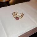Detalle de anillo dorado vintage con gema rosa y pavé de pequeños cristales. - Dorado (12#)
