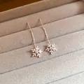 Boucles d'oreilles flocon de neige en argent avec zircone sur un plateau en velours gris. - Style Long Gland à Chaîne à Flocon de Neige Argent Brillant (25#)