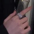 Primo piano di un elegante anello in zircone con design a fiore scintillante. - Stile Zirconia Largo (HR1243-1)