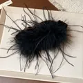 Vista detallada de una pinza para el pelo con flecos de plumas negras de lujo - Pinza para el Cabello de Plumas Negras Etéreas (15) / Negro