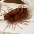 Primer plano de un elegante clip de pelo de tela marrón con detalle de plumas - Pinza para el Cabello de Plumas Café Etéreas (16) / Marrón