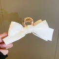 Eleganter cremefarbener Satin-Schleifen-Haarclip mit goldener Metallbasis - Metallklauen Stil / 11# Haarklammer-Beige