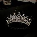 Elegante tiara a corona di strass con accenti di perle su sfondo di lusso scuro - Stile 8 Tipo 5