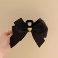 Molletta per capelli a fiocco in raso nero con elegante dettaglio cuore dorato. - Fiocco a Cuore Nero (Stile 20)
