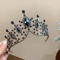 Primo piano di un diadema dorato vintage con intricati motivi a fiori e foglie in strass neri - Stile 13 Onda