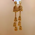 Vista dettagliata di orecchini jhumka dorati tradizionali con nappe stile antico - Stile Nappa Lunga e Campanella (HE21568) / Oro
