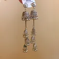 Dettaglio degli orecchini lunghi a nappa in stile regale vintage con campanelli - Stile Nappa Lunga e Campanella (HE21568) / Argento