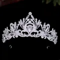 Macro dettagliata di un elegante diadema in strass floreale per matrimonio o compleanno - Stile 15 Cerchietto
