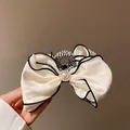 Elegante molletta per capelli a fiocco in raso crema con perla e bordino nero - Fiocco di Perle Artificiali Bianche (Stile 43)