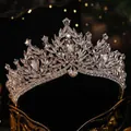 Dettaglio ravvicinato che mostra i cristalli scintillanti di una corona nuziale di lusso - Stile 17 Cerchietto