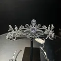 Vista dettagliata di un diadema in cristallo argento con intricati motivi di fiori e foglie - Stile 21 Fiocco