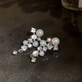 Macro di orecchini in argento con eleganti perle bianche e zirconi cubici scintillanti - Stile Ciondolo a Grappolo / Argento