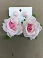 Pendientes de flores de tela rosa dulce con detalles de rafia tejida para mujer - Estilo de pin de acero / Rosa
