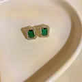Französische Retro-Ohrstecker in Smaragdgrün mit einem polierten Gold-Finish - Quadratische Ohrstecker (Stil 7)