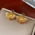 Boucles d'oreilles abeille dorées de style vintage avec cristaux jaunes et verts - Forme d'Abeille (WE320)