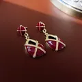 Boucles d'oreilles pendantes en émail rouge de style vintage avec détails dorés. - Style Vintage Géométrique Rouge (WE320)