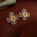 Élégantes boucles d'oreilles fleurs vintage plaquées or avec cristal rouge pour femme - Fleur Transparente avec Centre Diamant Rouge (WE320)