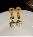 Boucles d'oreilles vintage plaquées or avec grandes perles blanches et pierres colorées. - Boucles d'Oreilles en Perles Rétro Byzantines (WE320)