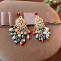 Boucles d'oreilles pendantes vintage dorées avec perles colorées et design de gland rétro. - Boucles d'Oreilles Pendantes à Pompons Multicolores (WE320)