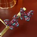 Boucles d'oreilles papillon vintage avec cristaux rouges et perles turquoise en or noir - Style Vintage Papillon Rouge et Bleu (WE320)