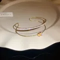 Detalle de una pulsera dorada de doble capa con brillantes circones blancos y amarillos - Estilo Cuadrado (5#)