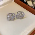 Détail des boucles d'oreilles nœud en argent serties de zircons cubiques brillants. - Style Fleur Creuse (HE30635) / Argent